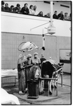 351077 Afbeelding van de operatie van een koe tijdens een open dag bij de faculteit Diergeneeskunde van de Universteit ...